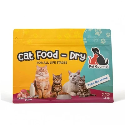 Envasado de fondo plano de comida seca para gatos